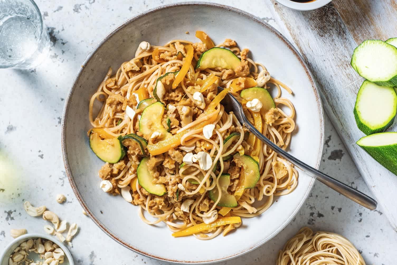 Nouilles au poulet haché et sauce asiatique