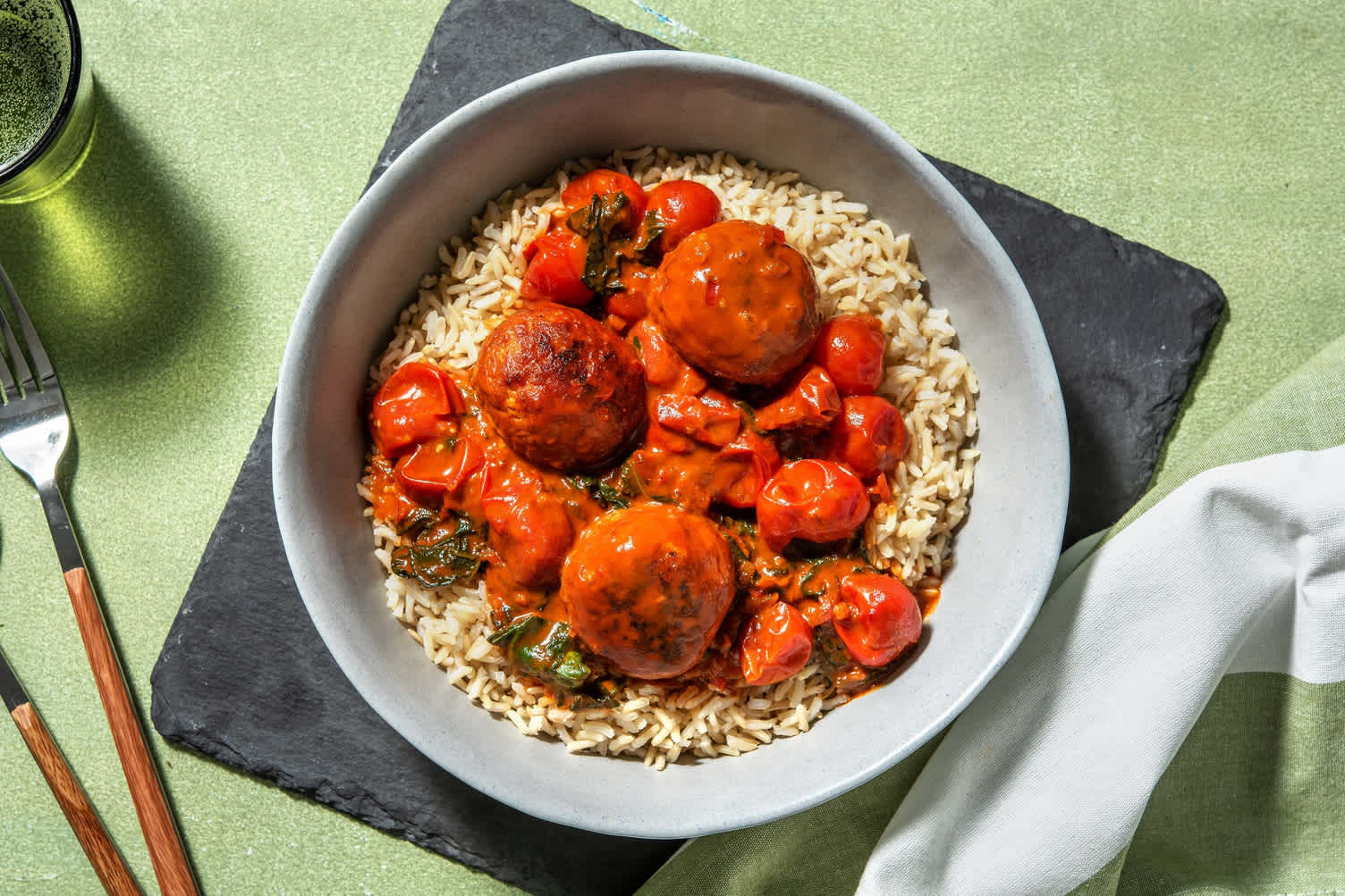 Oosterse kipgehaktballetjes in tomaten-kokossaus 