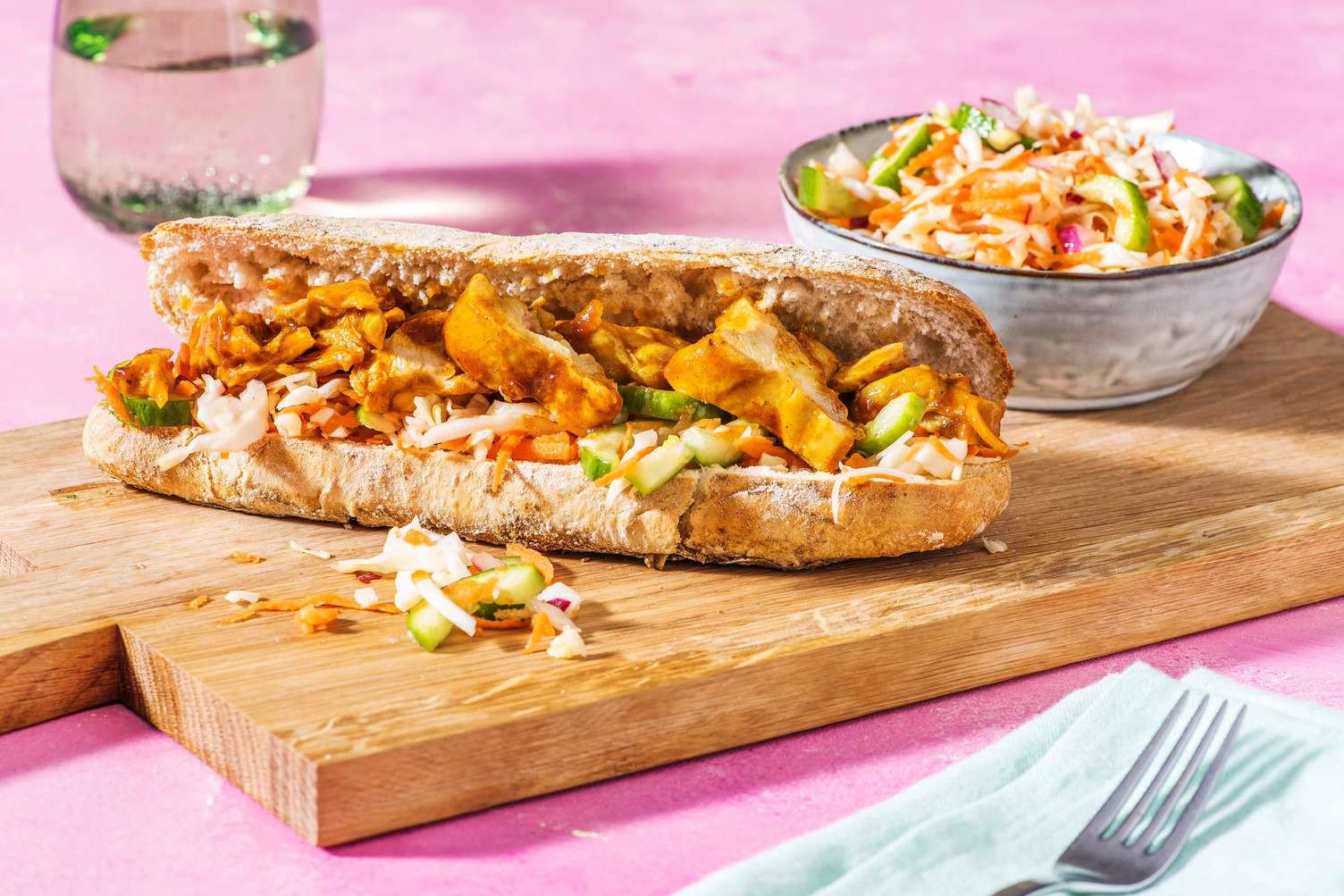 Broodje met pittige kippendij en zoetzuur