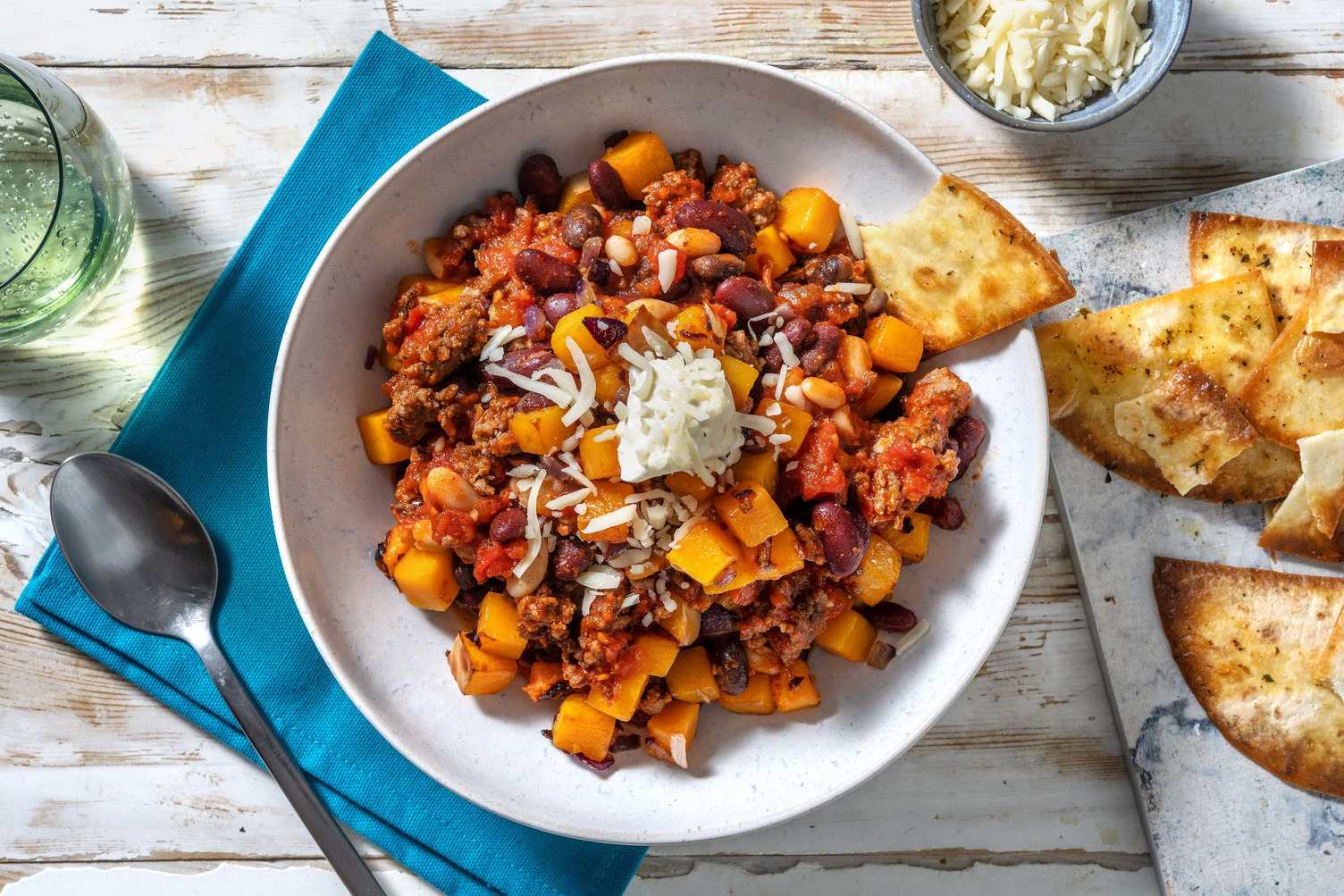 Chili de courge butternut et chips de tortilla maison