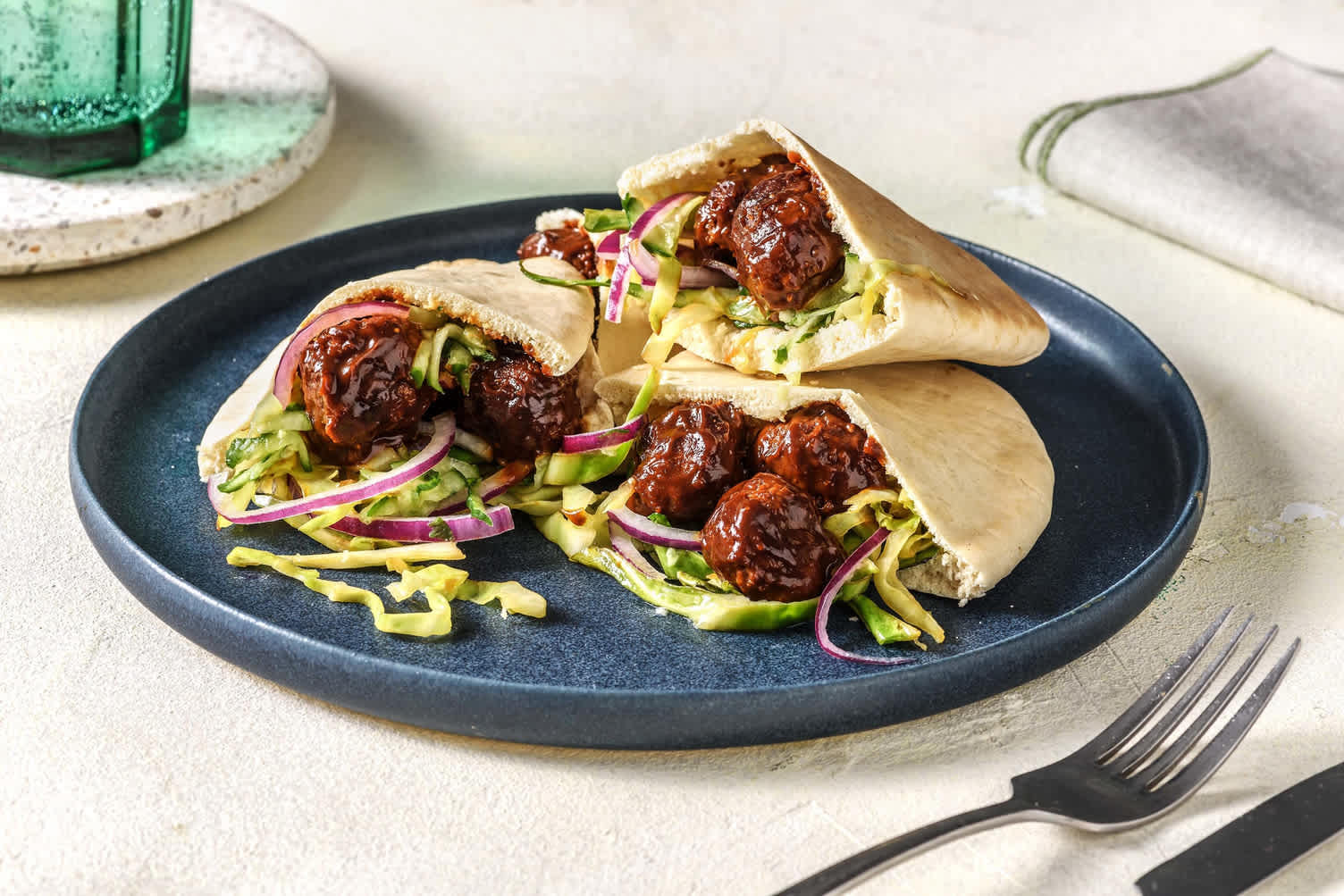 Pita met vegetarische groenteballetjes in pindasaus