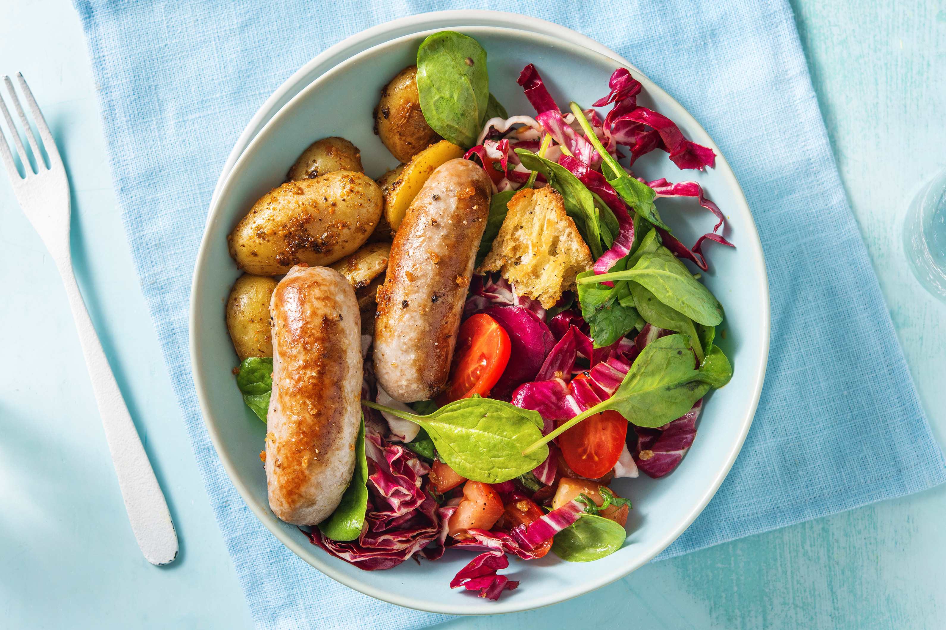Italiaanse panzanellasalade met kipworstjes