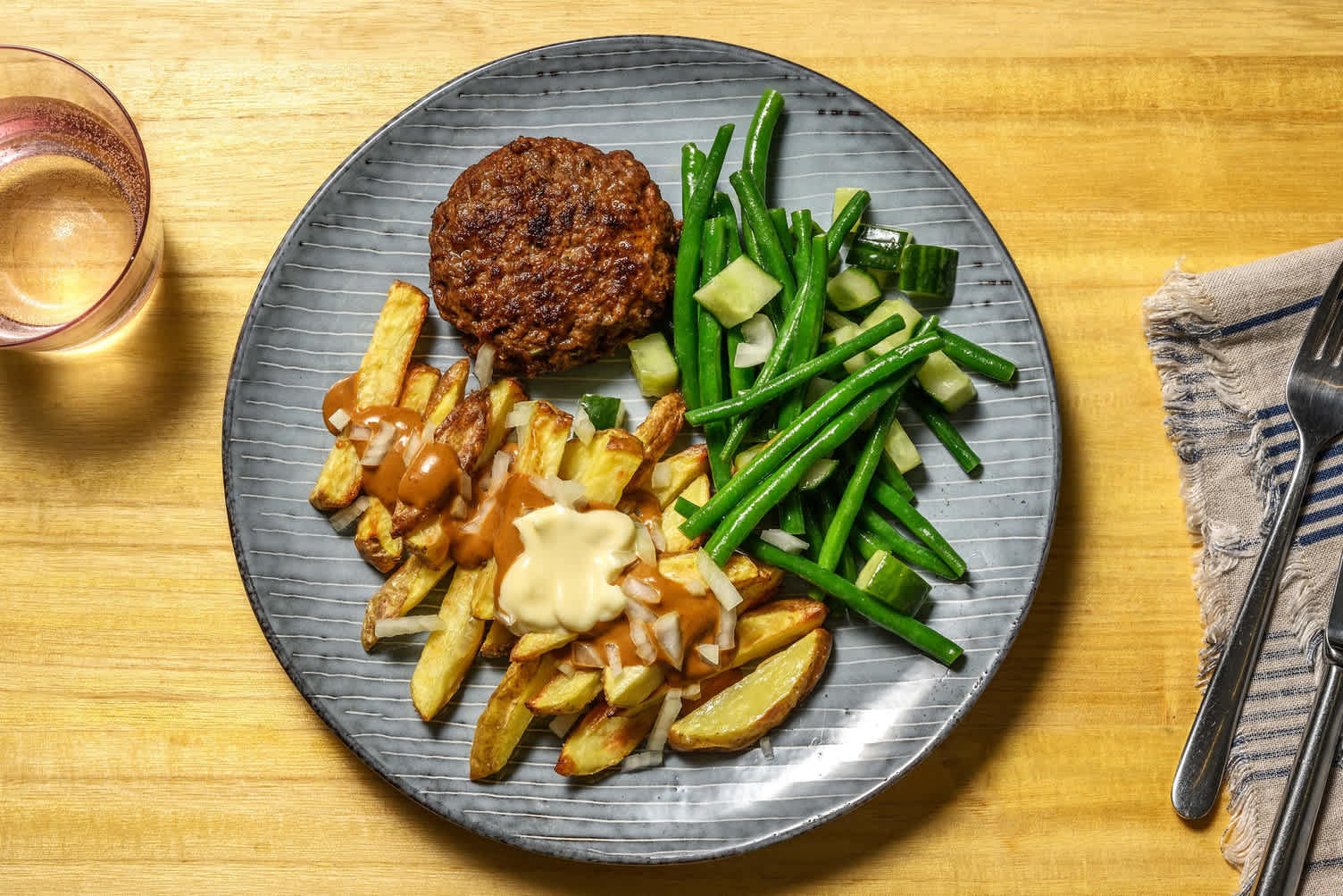 Patatje oorlog met hamburger