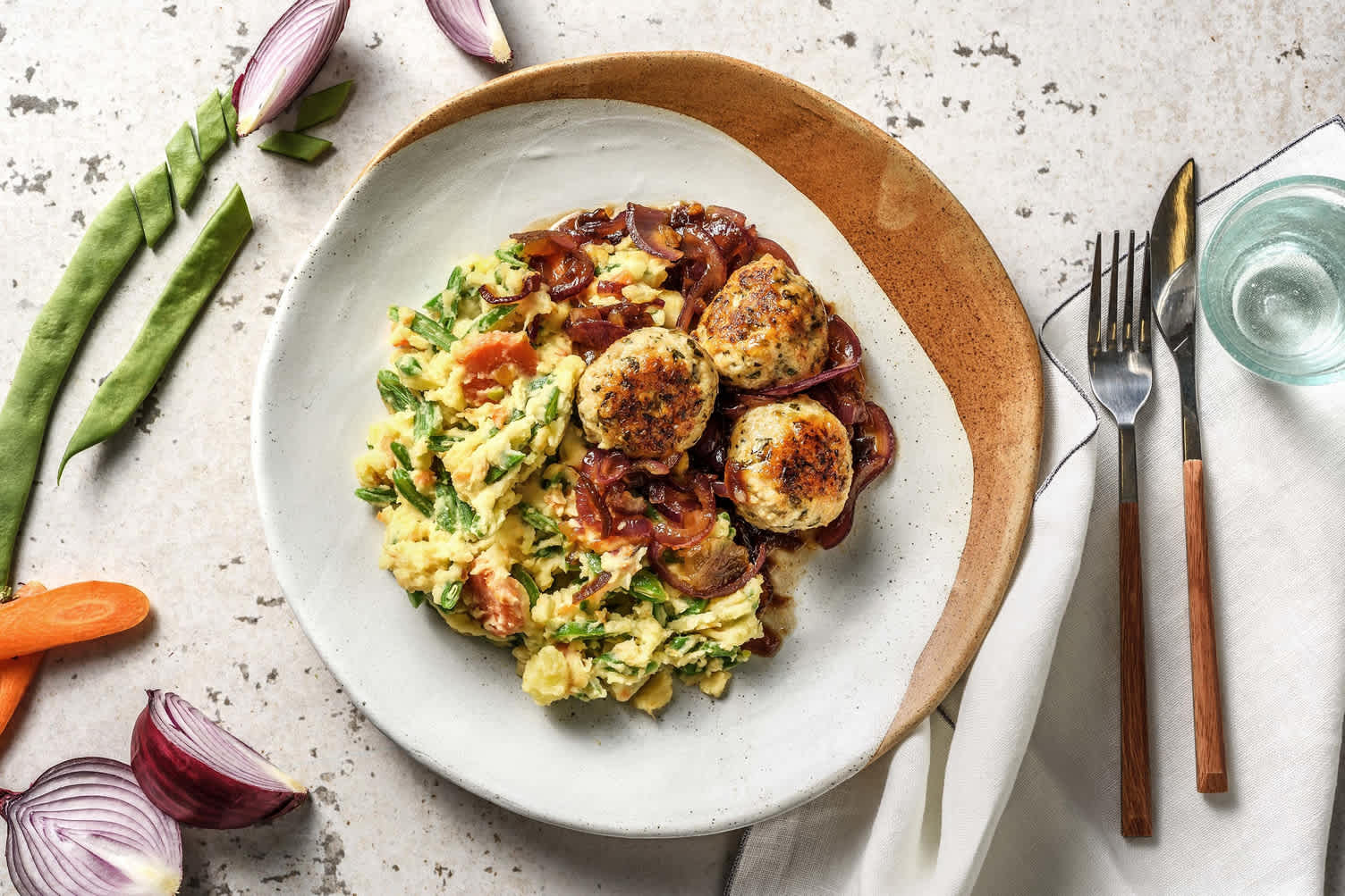Stoemp de carottes et haricots plats accompagné de boulettes de poulet