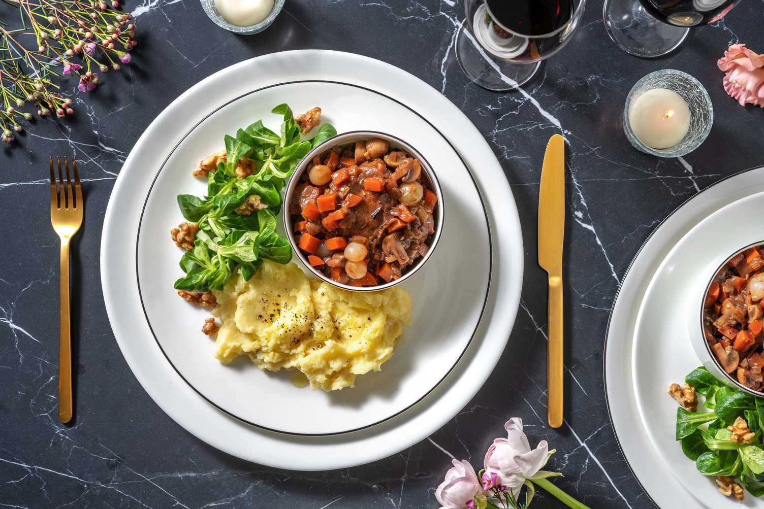 Coq au vin met zilveruitjes en champignons