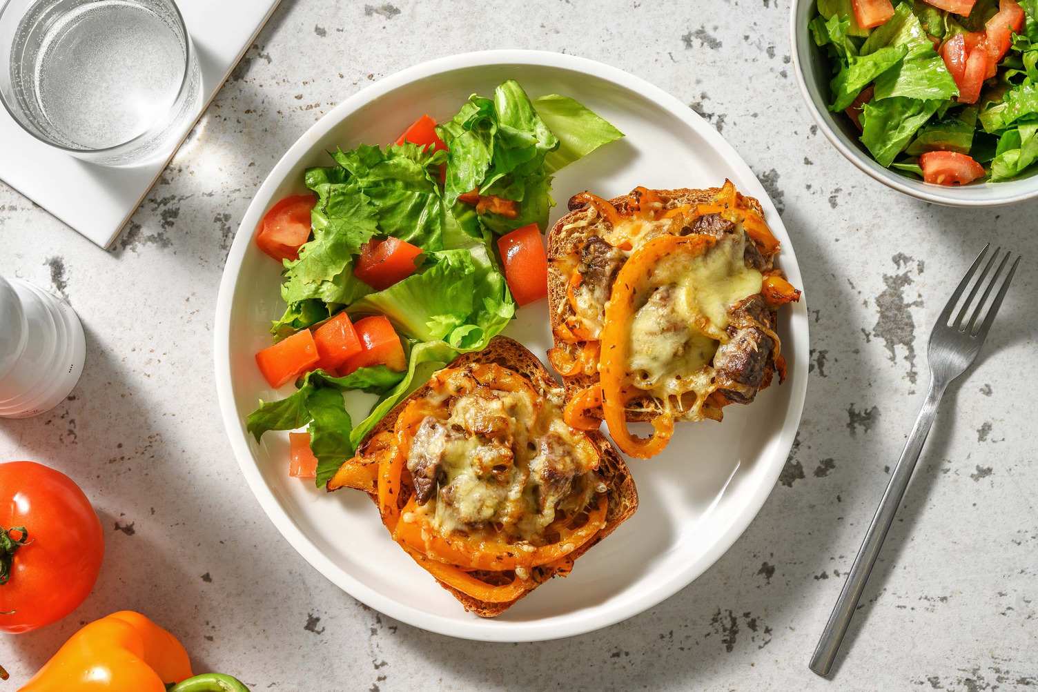 Pain gratiné garni d'émincés de bœuf à la courgette