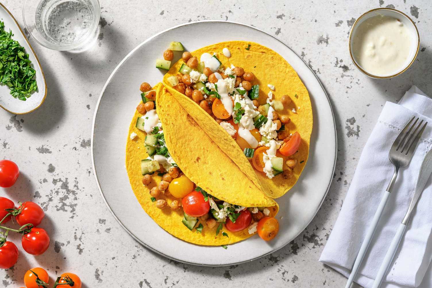 Tortillas à la carotte garnies de pois chiches et de feta