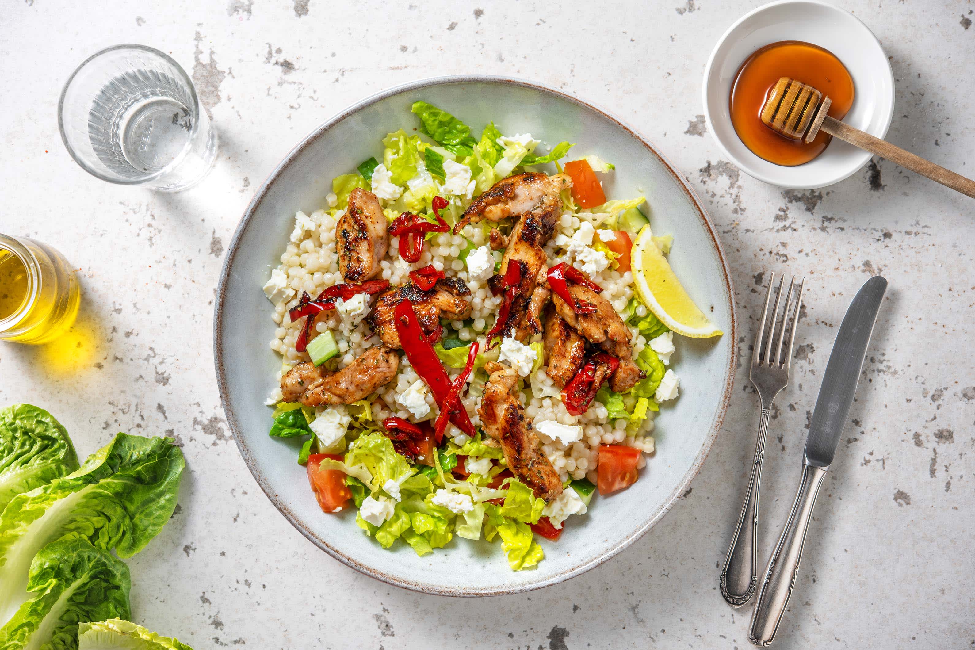 Griekse salade met kippendij en parelcouscous