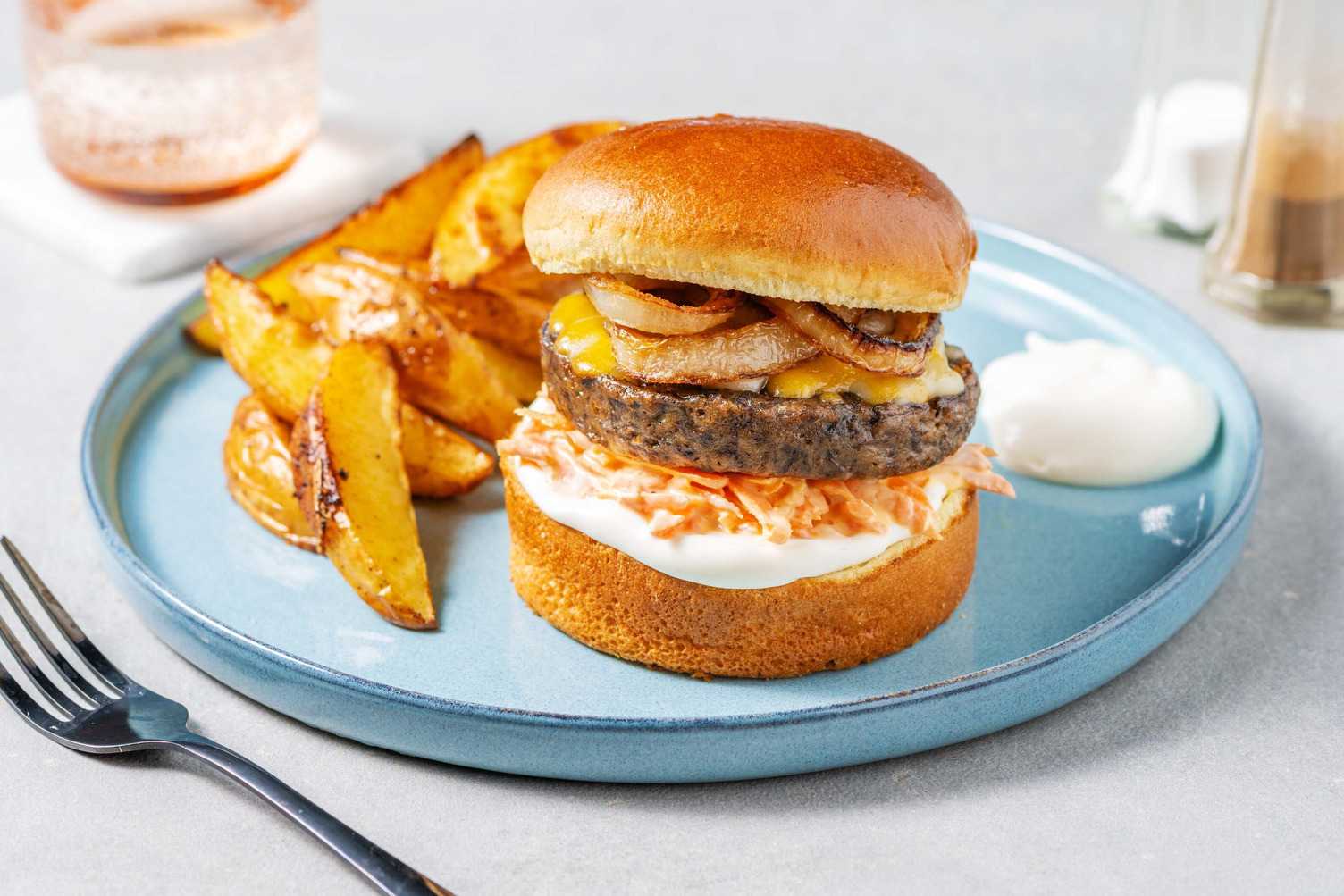Mushroom Burger mit Onion Rings & Carrot Slaw