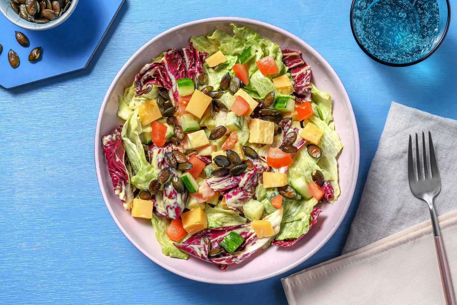 Hollandse salade met kaasblokjes en yoghurt