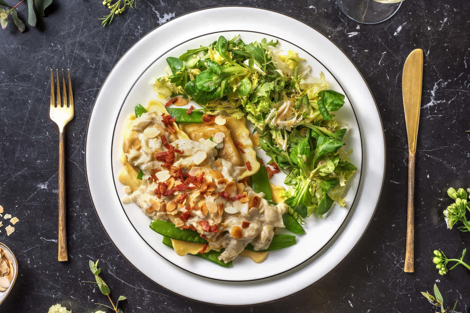 Ravioli frais en sauce au fenouil et chèvre et garnis de lard