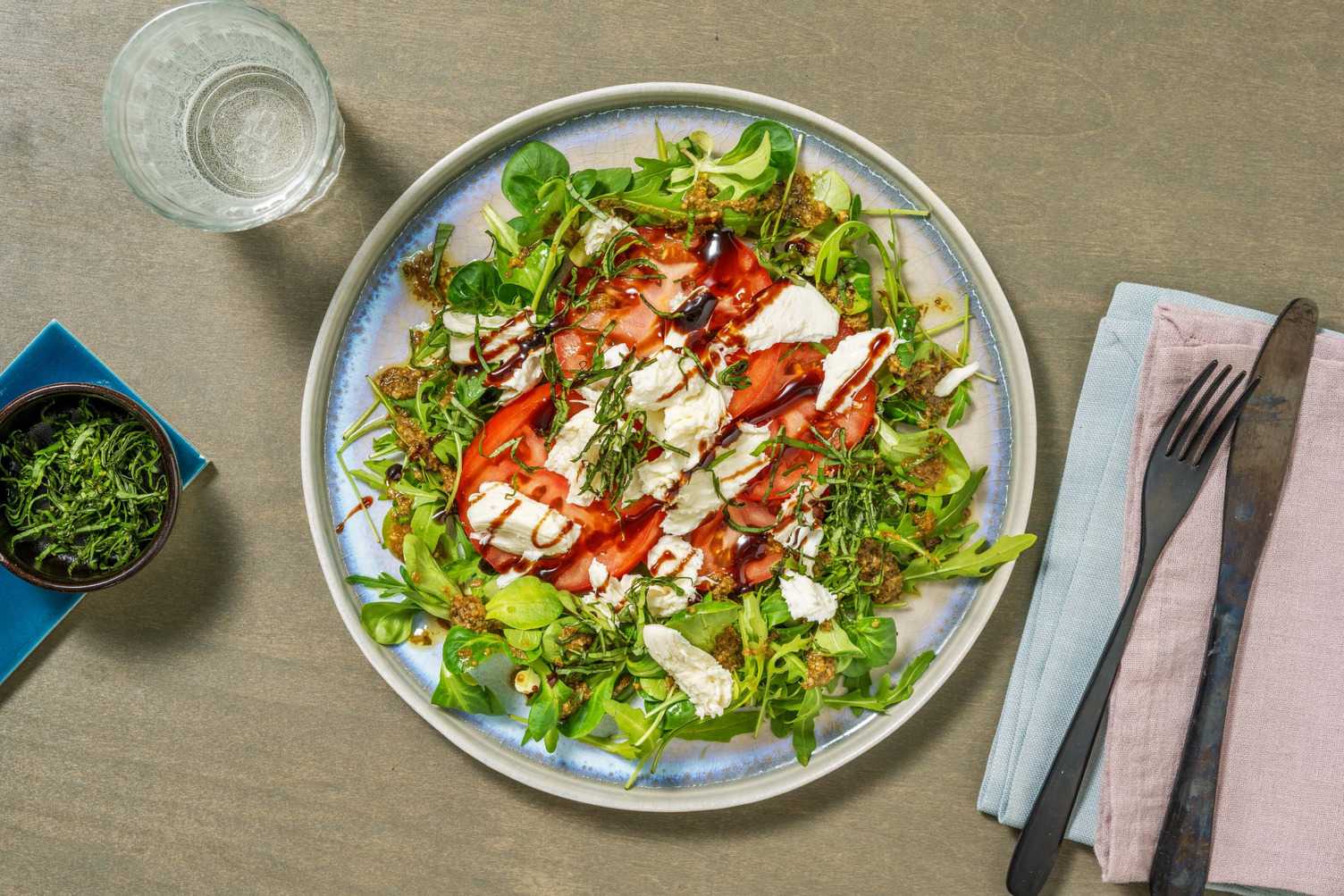 Salade met vleestomaat, buffelmozzarella en basilicum als extra