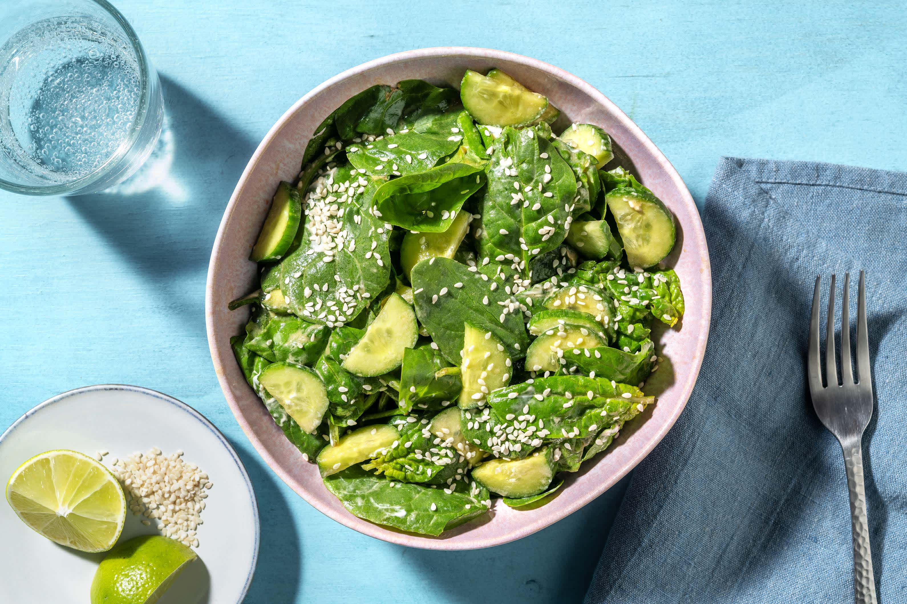 Spinazie-komkommersalade met sesam-soja dressing als extra