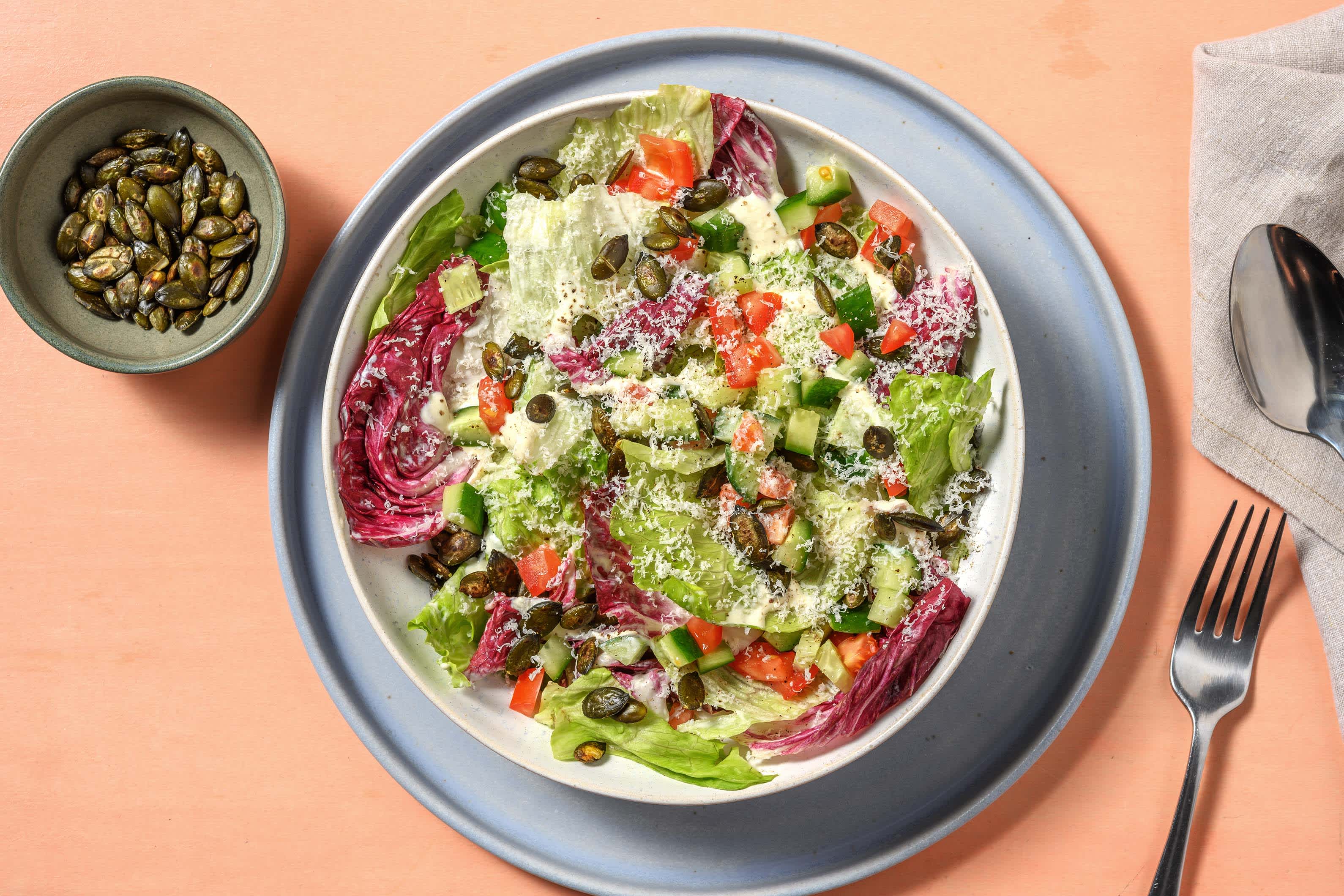 Hollandse salade met kaasblokjes en yoghurt als extra