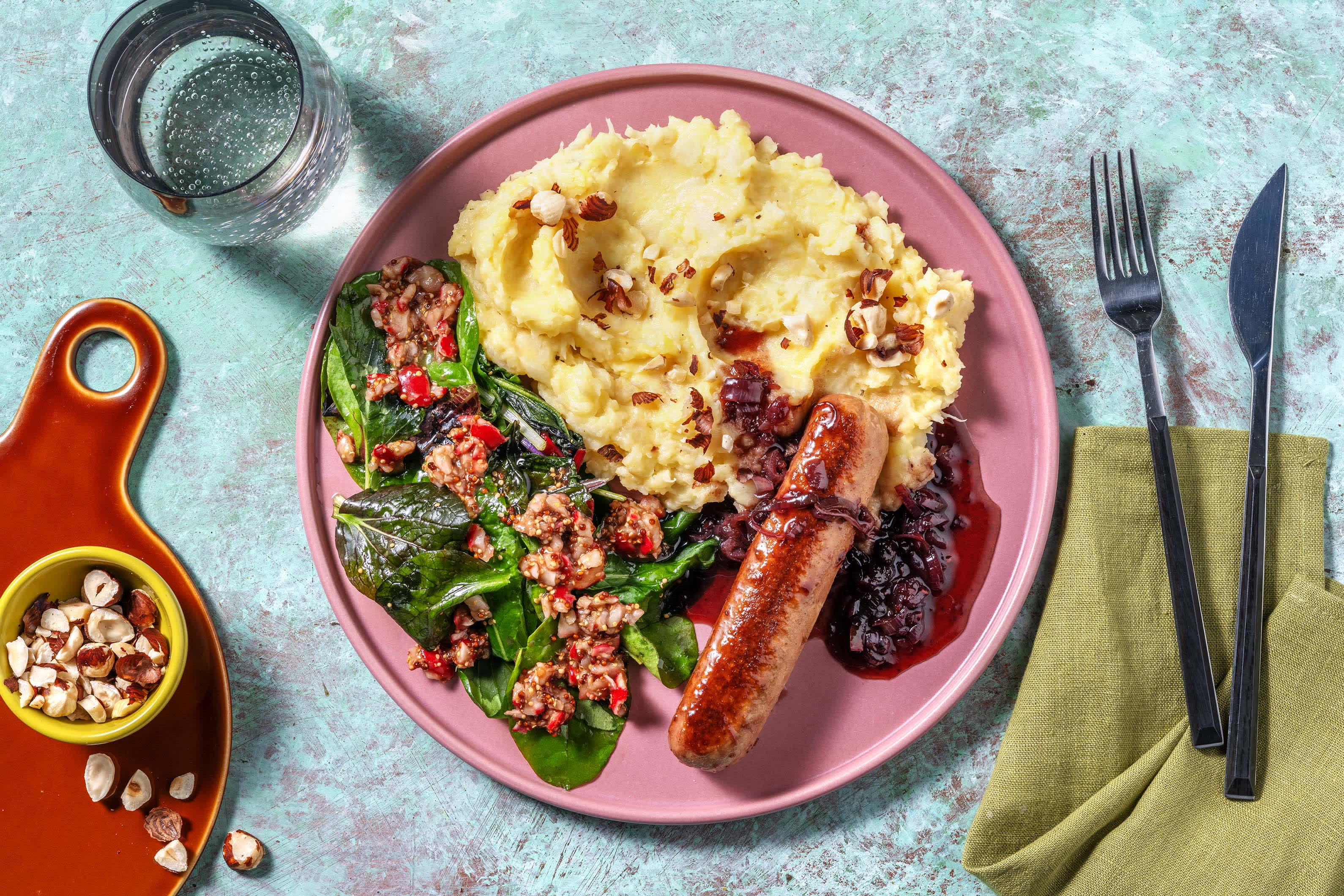 Rauchige vegane Bratwurst mit Zwiebelsoße