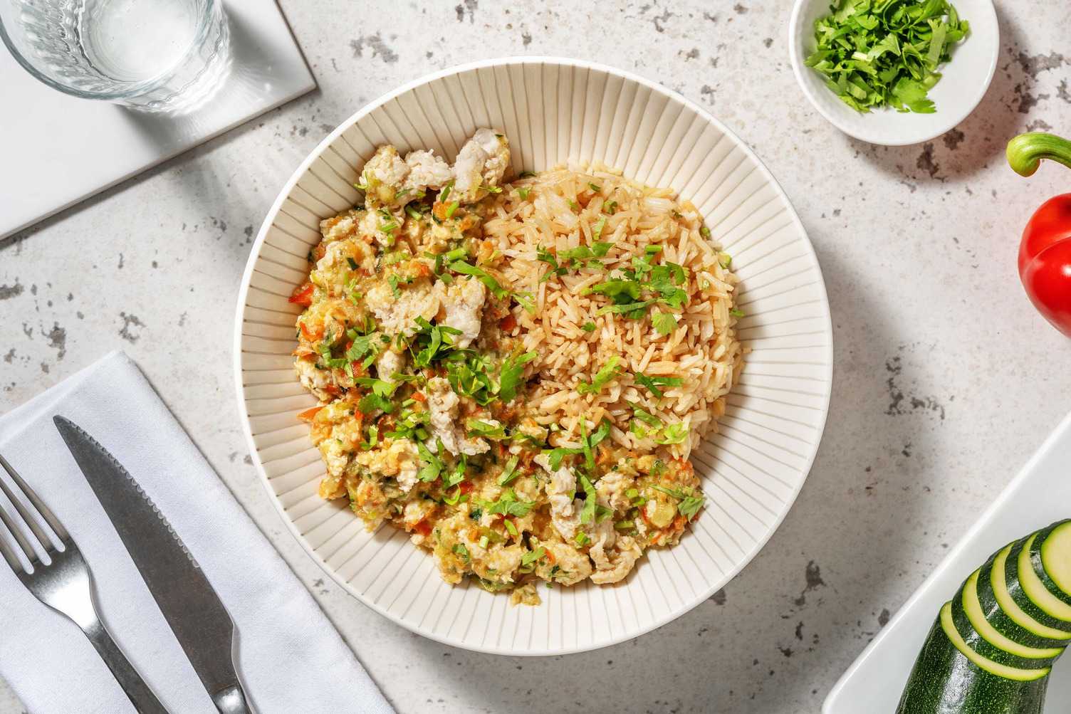 Curry vert au poulet haché et sauce à la courgette
