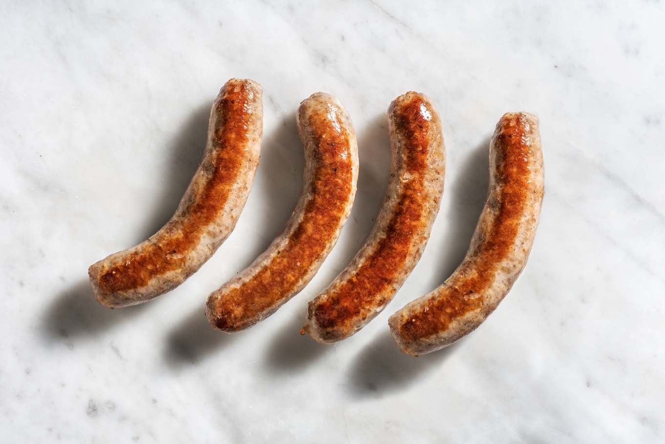 Varkensworstjes met zwarte peper en zeezout als extra