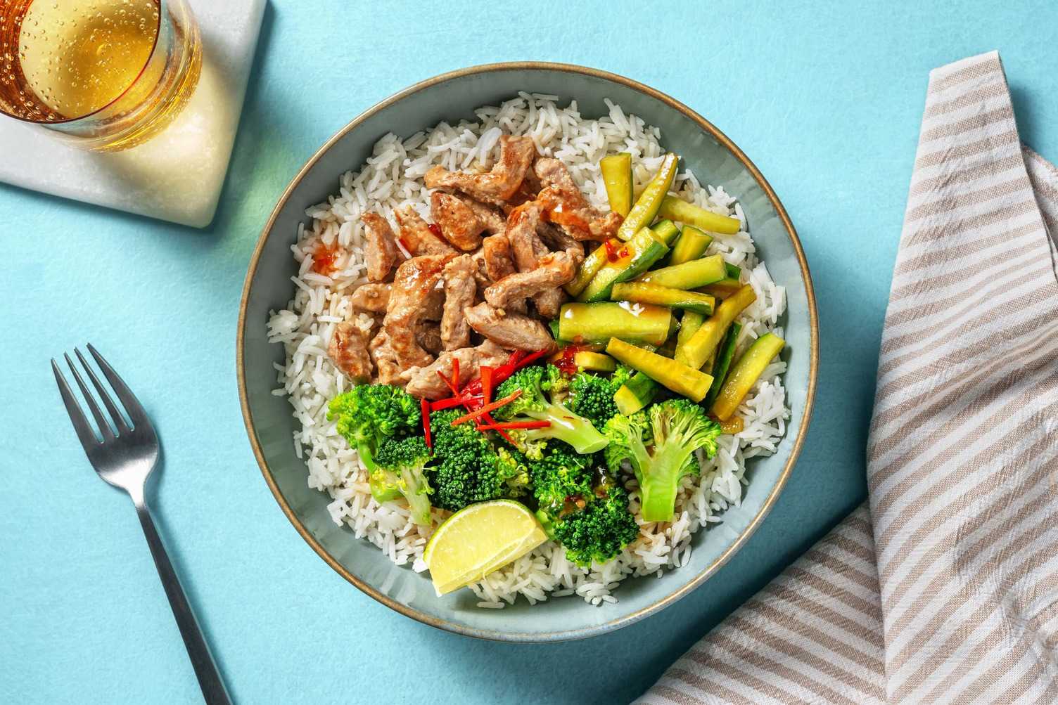 Reis-Bowl mit marinierten Schweinefiletstreifen