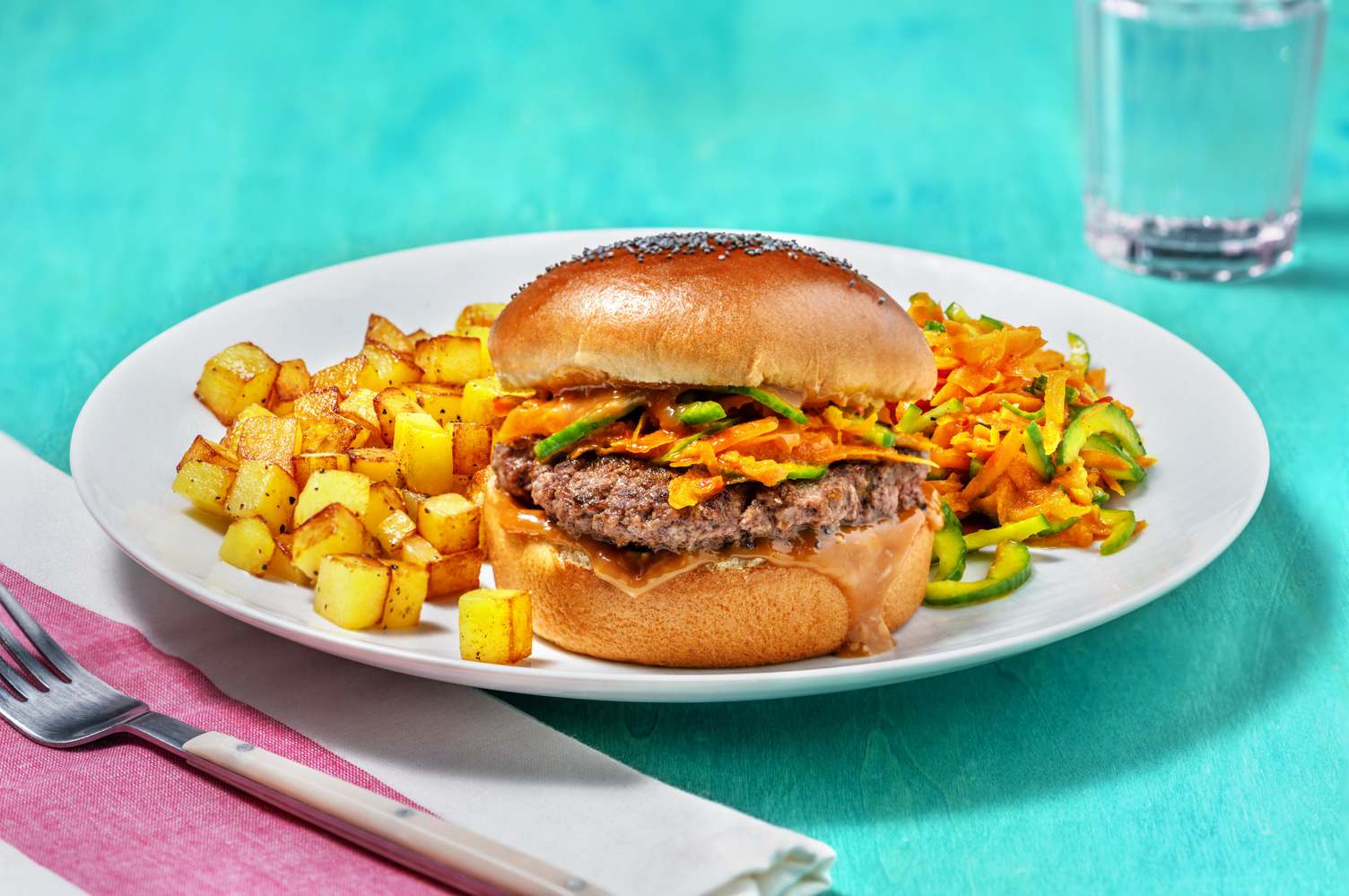 Burger au saté et dés de pommes de terre