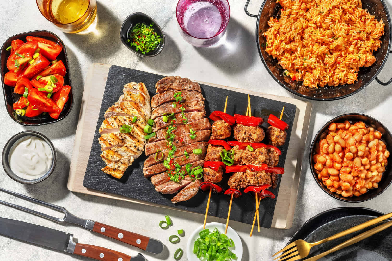 Argentinische Grillplatte mit Chimichurri-Reis