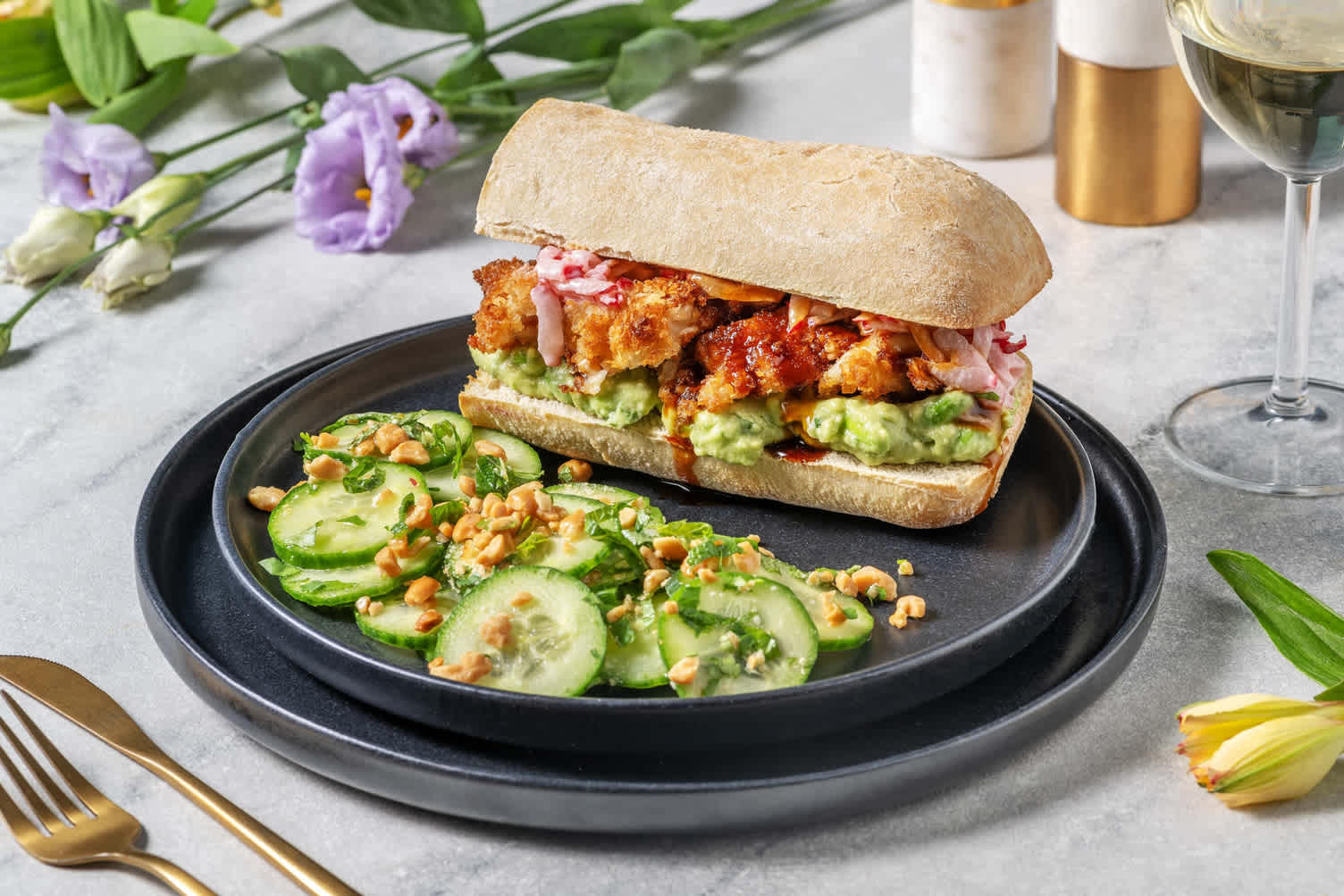 Chicken Katsu Sandwich mit Avocadocreme