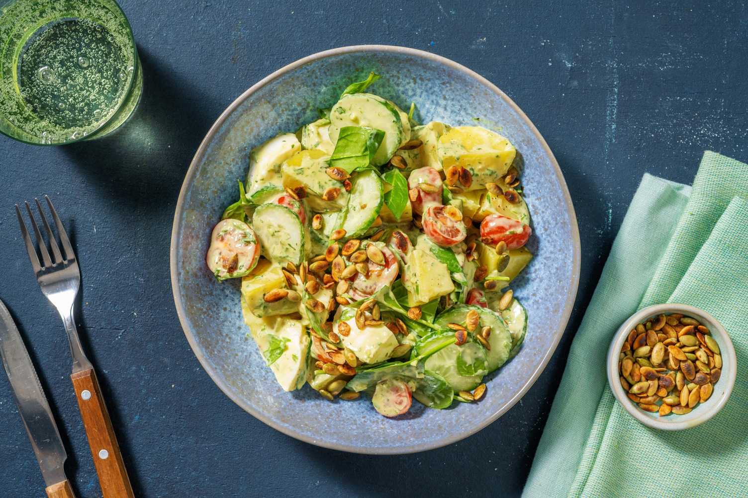 Warmer Kartoffelsalat mit Mozzarella, Babyspinat und Kürbiskernöl