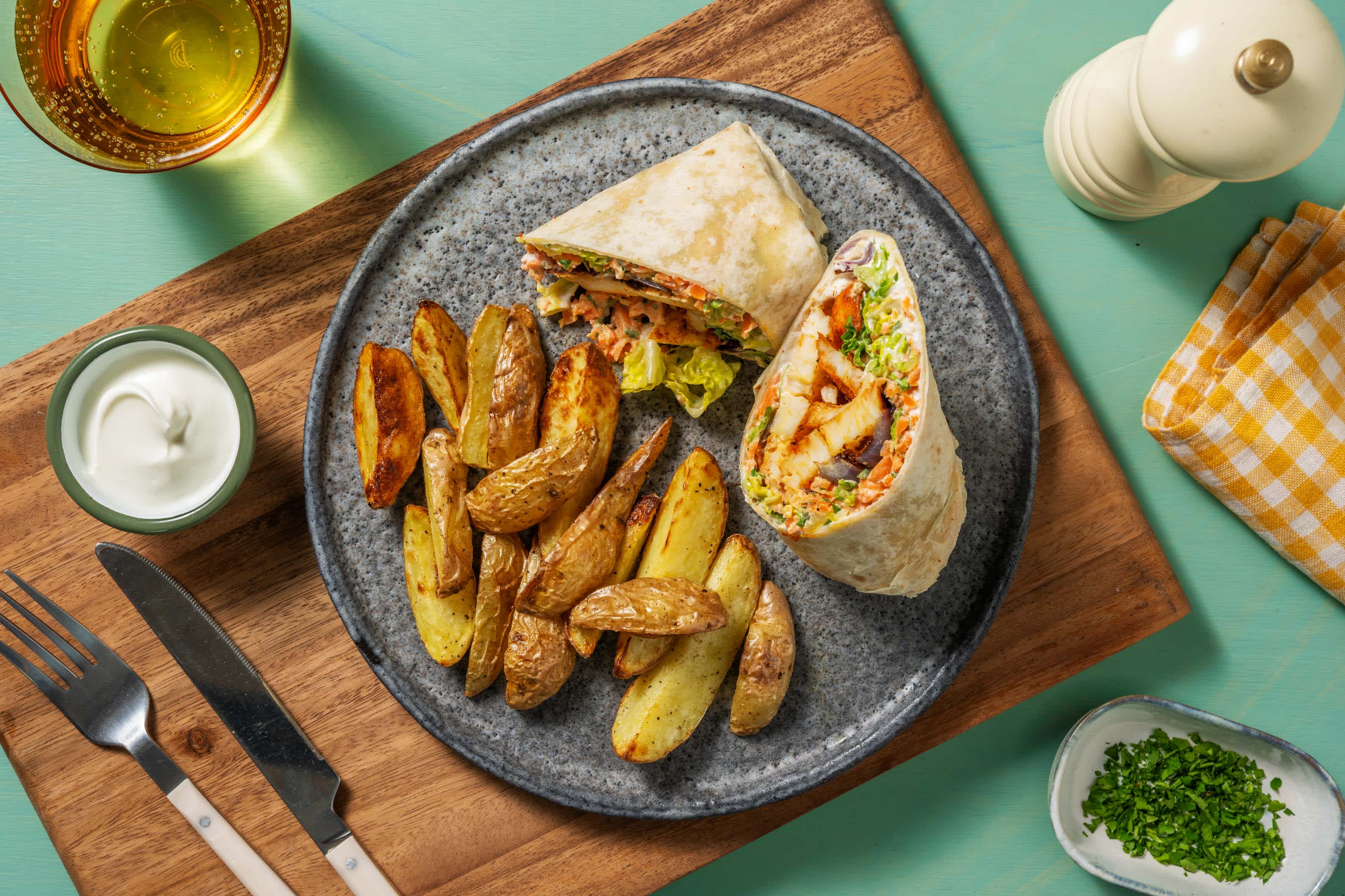 Piri-Piri-Grillkäse-Wrap mit Karottensalat & Kartoffeln