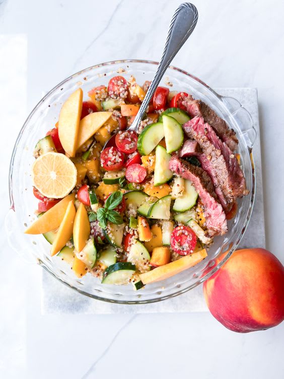 Filet de steak de bœuf grillé et panzanella aux fruits à noyaux