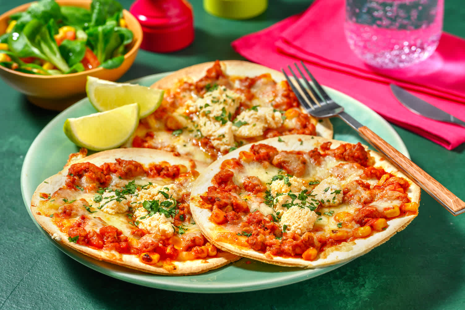 Tostada met extra frisse witte-kaasdip, verse koriander en gekruid kipgehakt