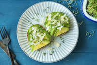 Meergranenbeschuit met avocado, geitenkaas en tuinkers