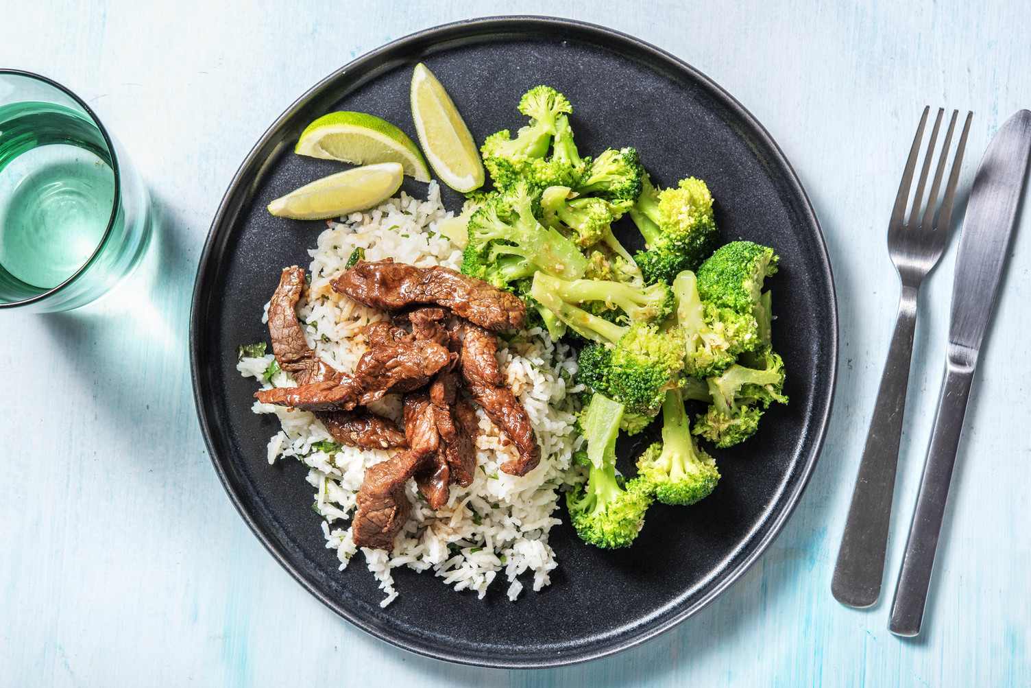 Zoete biefstukreepjes met sesam-broccoli