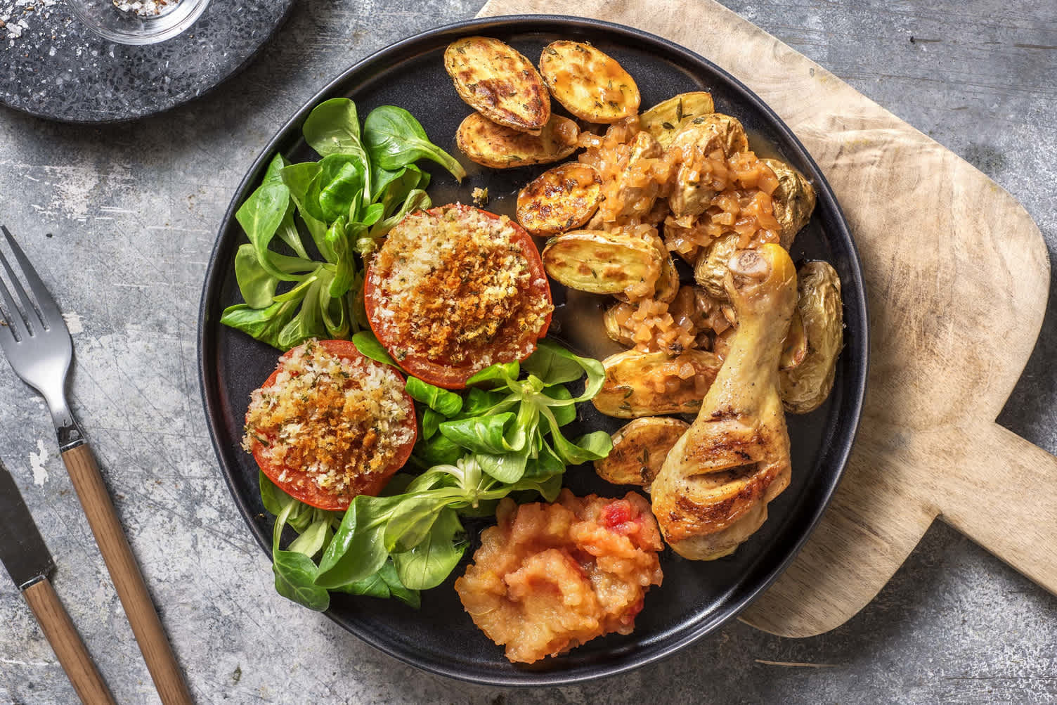 Pilons de poulet, compote de pomme maison et pommes de terre rissolées 