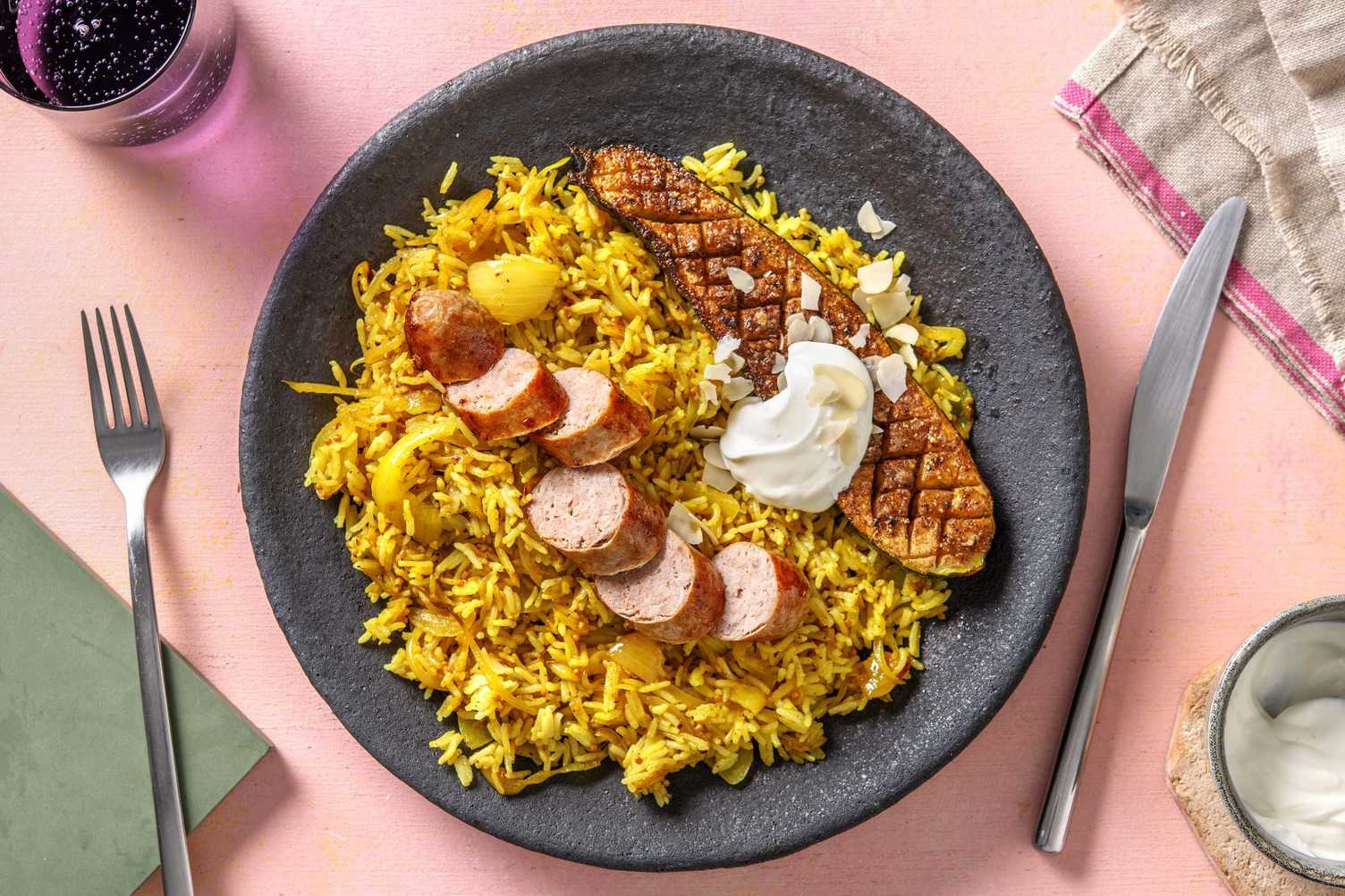 Saucisse de porc au paprika et aux amandes avec du riz épicé
