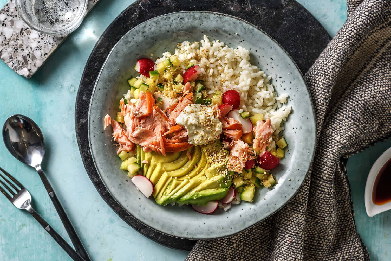 Sushibowl met zalmsnippers en gembermayonaise 