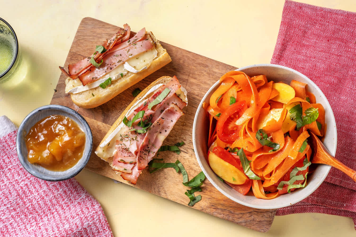 Tartine de camembert et jambon fumé au chutney de mangue