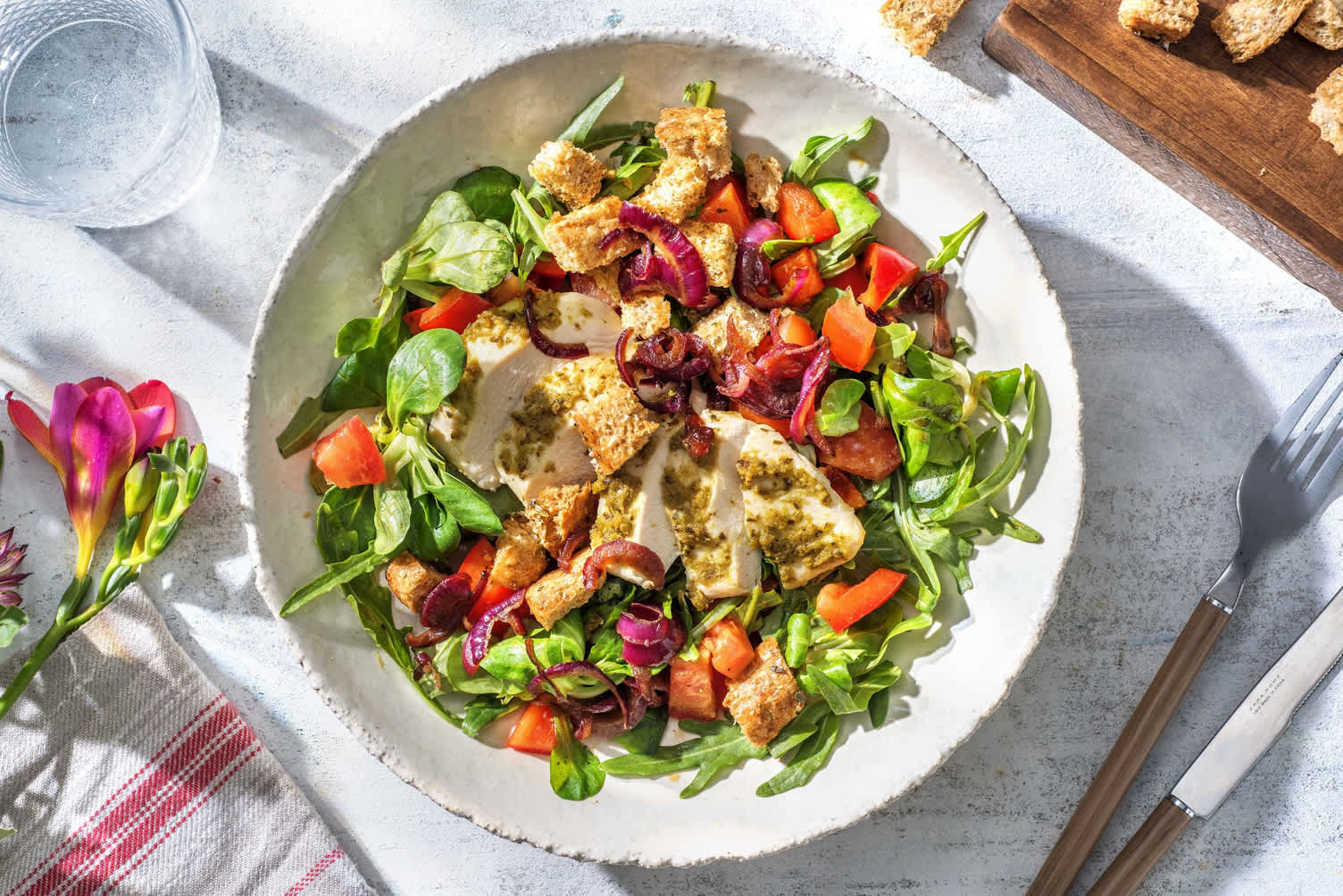 Salade de poulet à la crème de basilic
