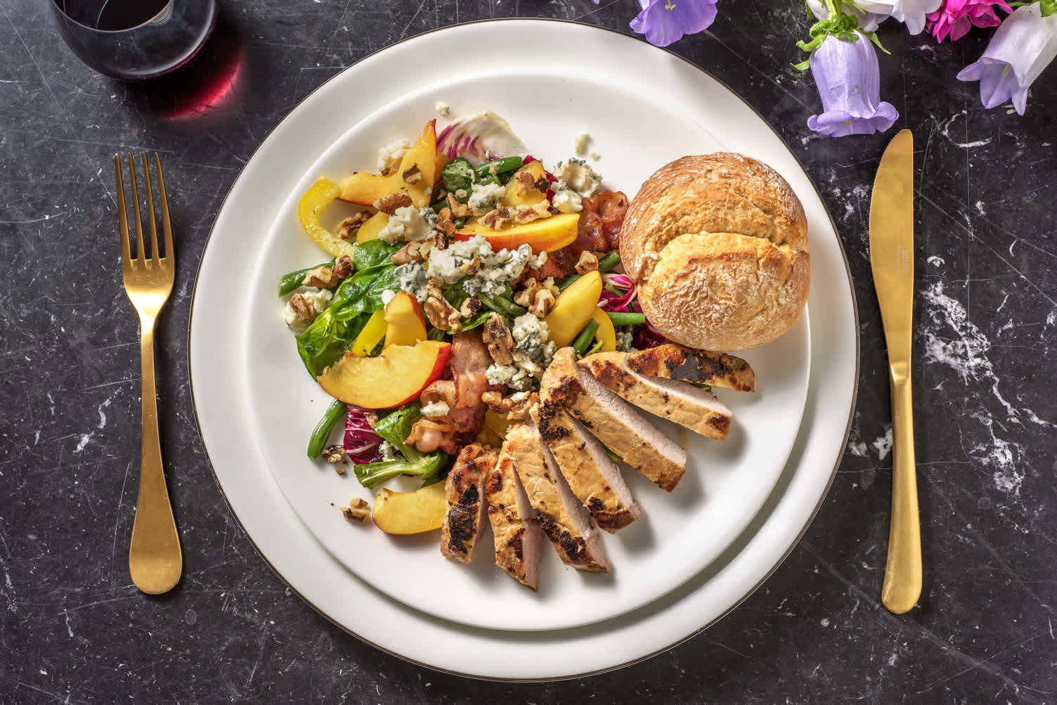 Salade composée de porc poêlé, poire & fourme d'Ambert