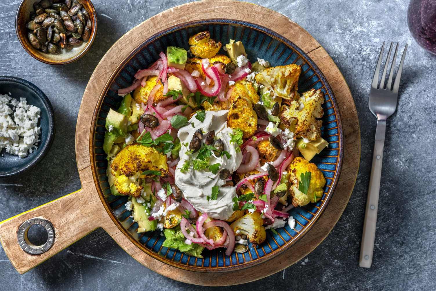 Chou-fleur rôti au curry & avocat en salade