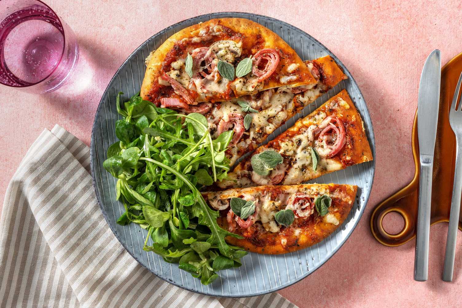 Pizza Reine sur pain naan & salade