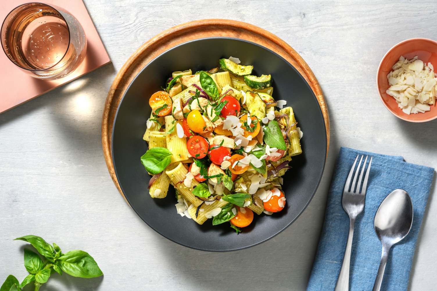 Ensalada de pasta rigatoni al pesto
