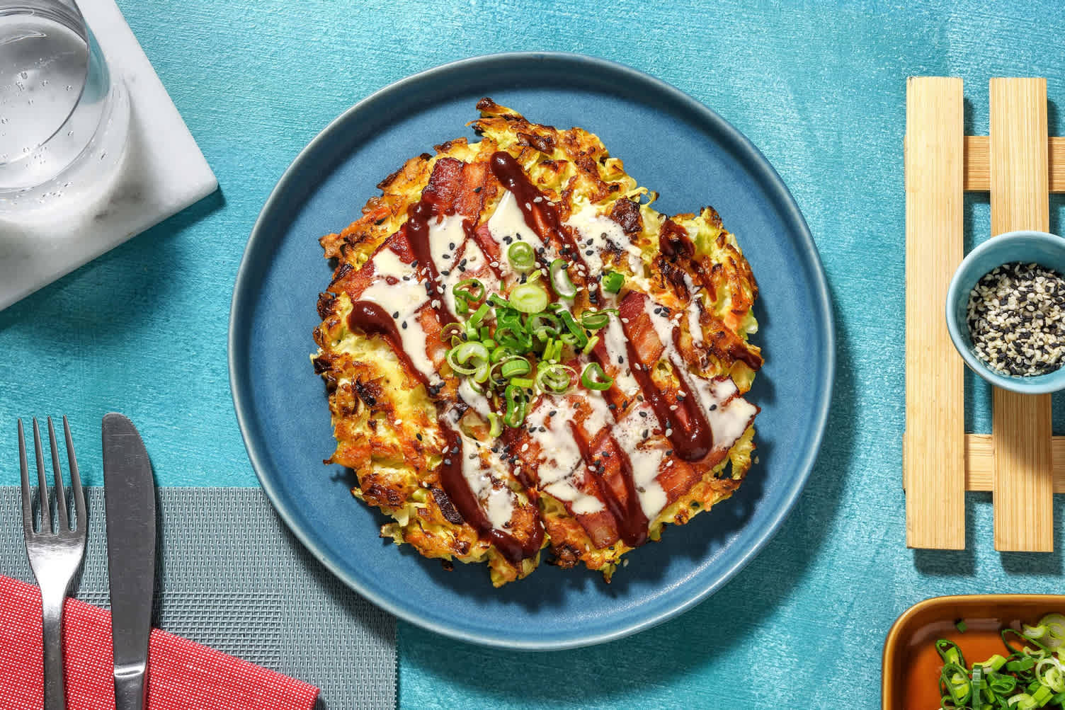 Japanse hartige pannenkoek met ontbijtspek