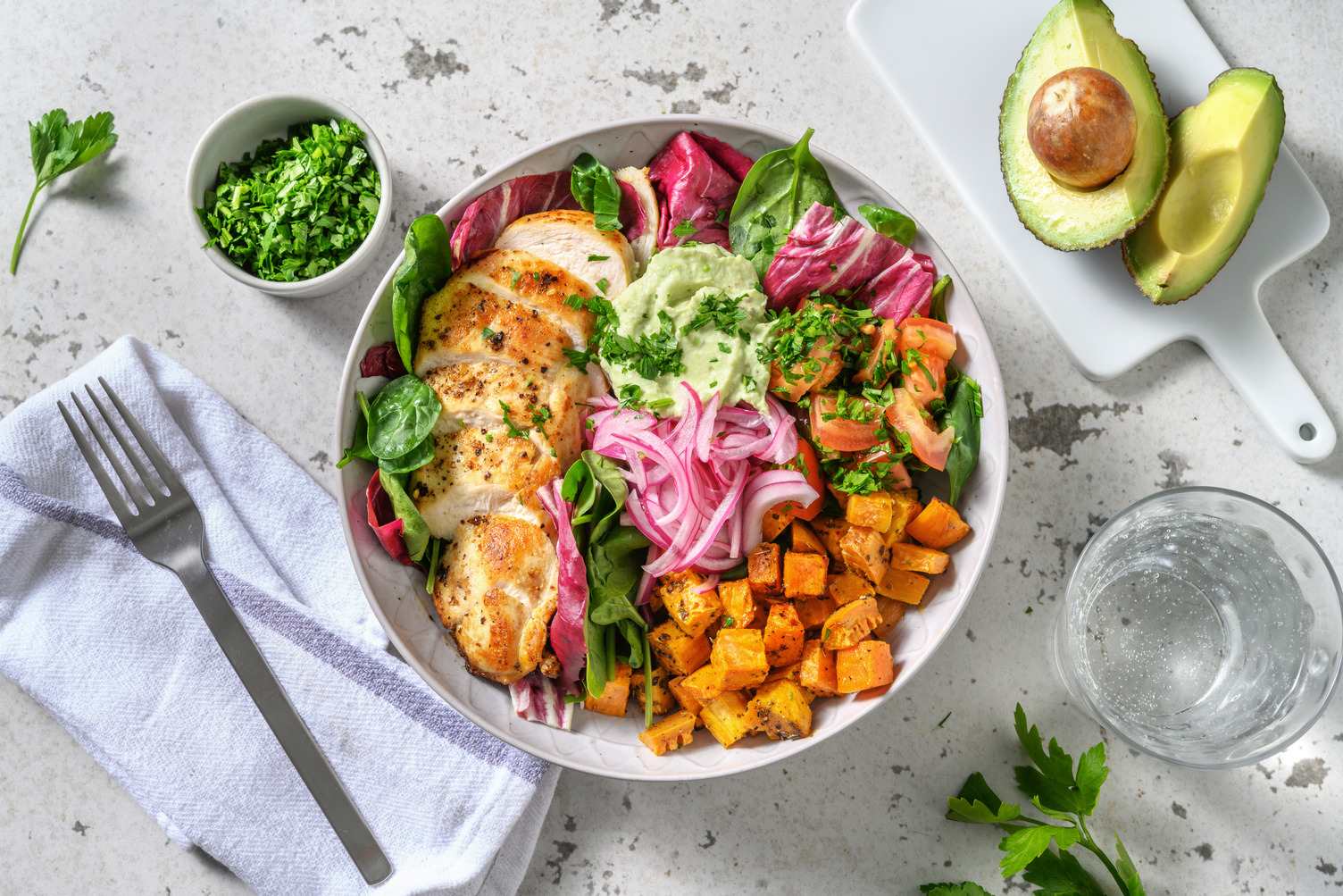 Bowl poulet, crème d'avocat & pickles