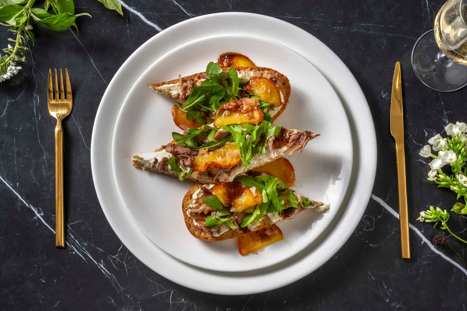 Bruschetta au confit de canard & pêches rôties