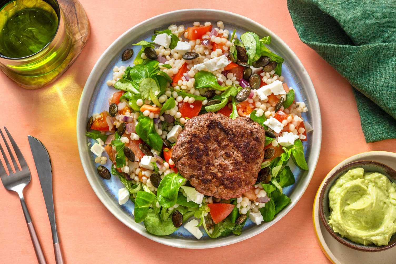 Veggie + protein - Parelcouscoussalade met Duitse biefstuk als extra
