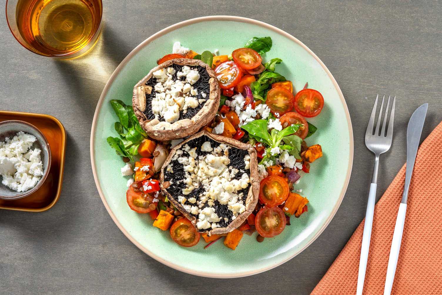 Een dubbele portobello met feta en warme salade