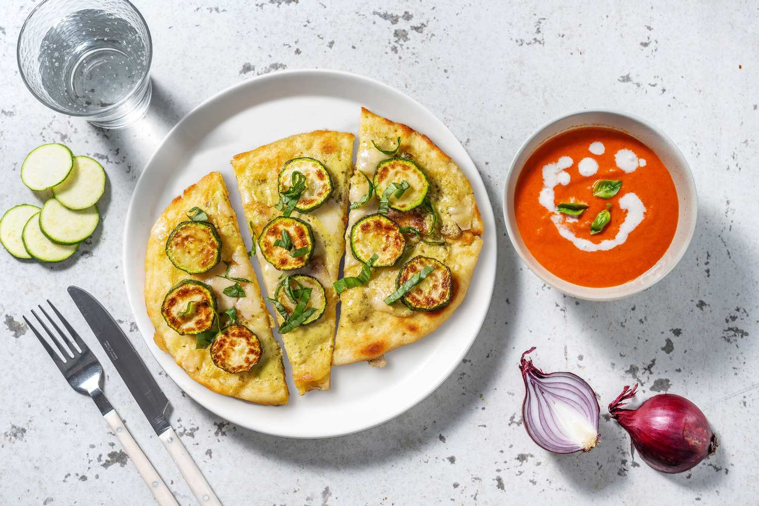 Pizza sur pain naan garnie de courgette rôtie et grana padano