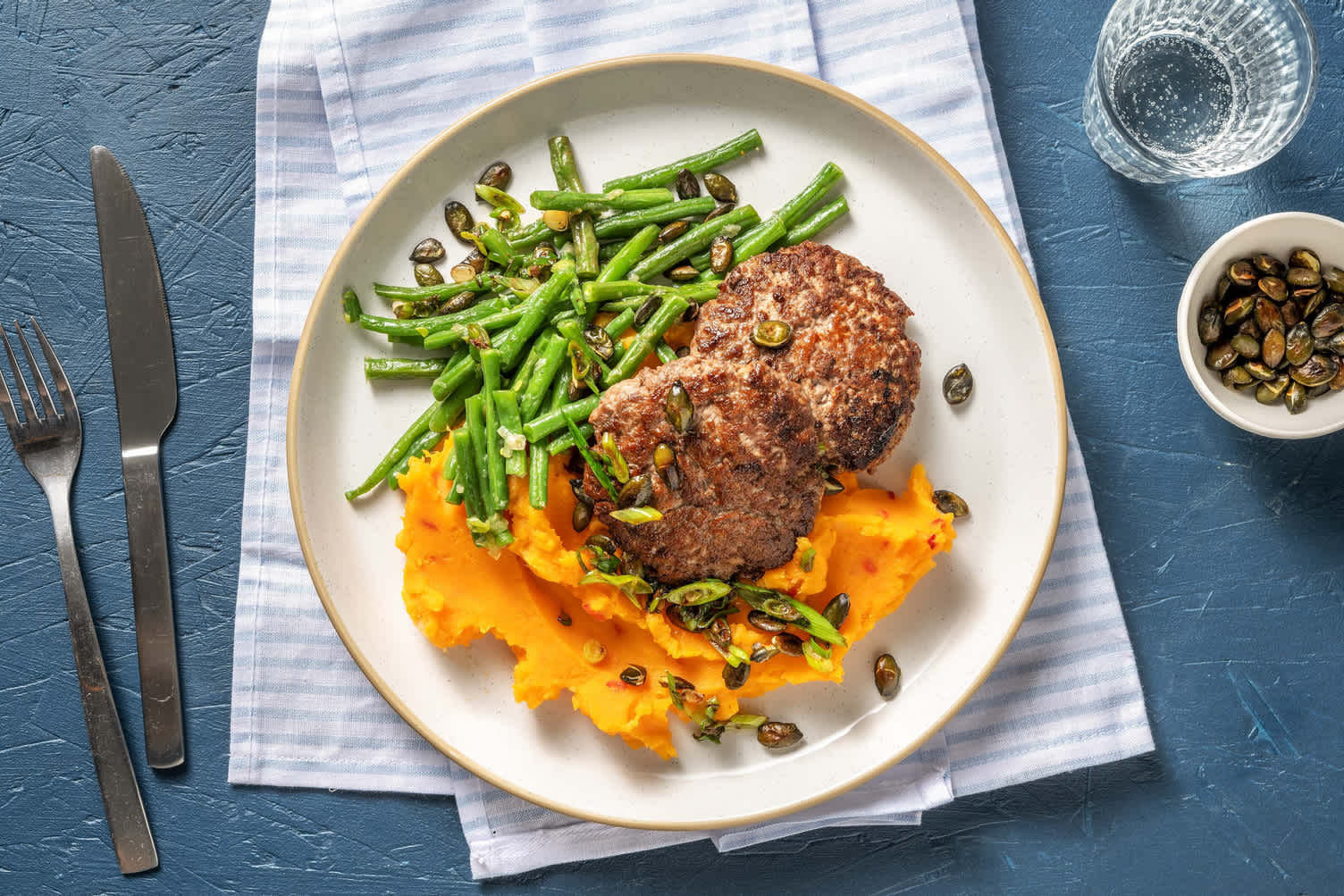 Double protein: Dubbele Duitse biefstuk met pittige zoete-aardappelpuree