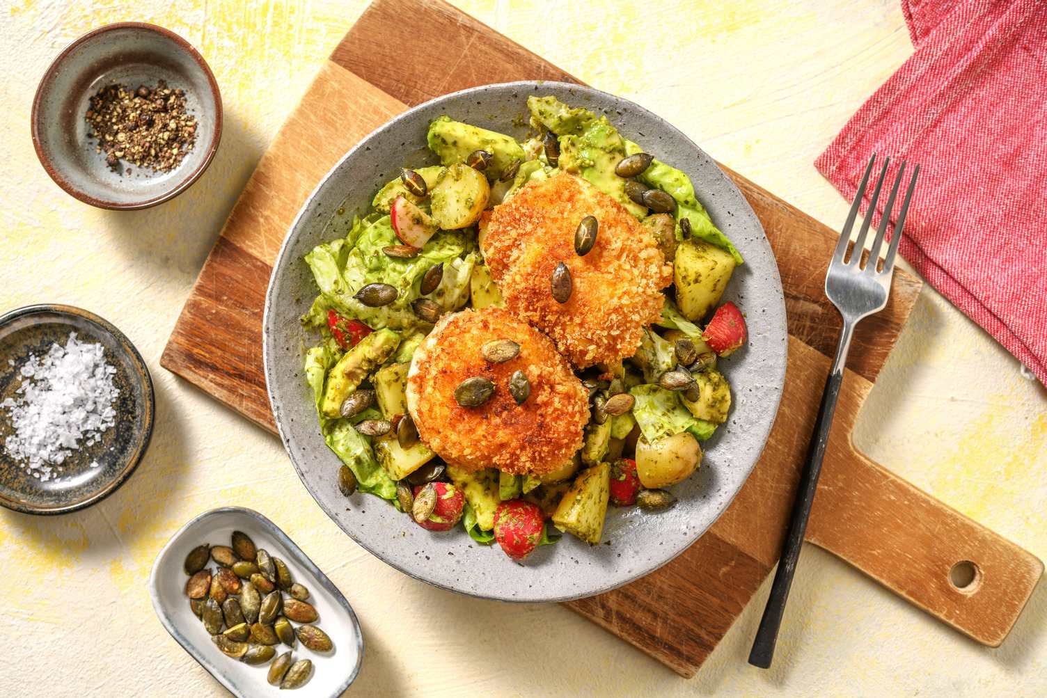 Salade mozza panée & grenailles au basilic