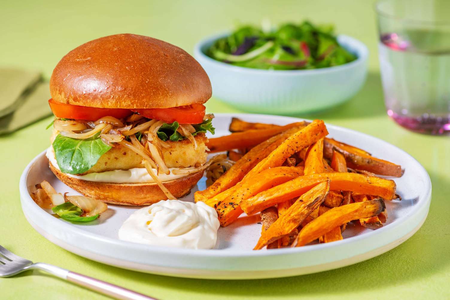 Burger di halloumi impanato con cipolle grigliate