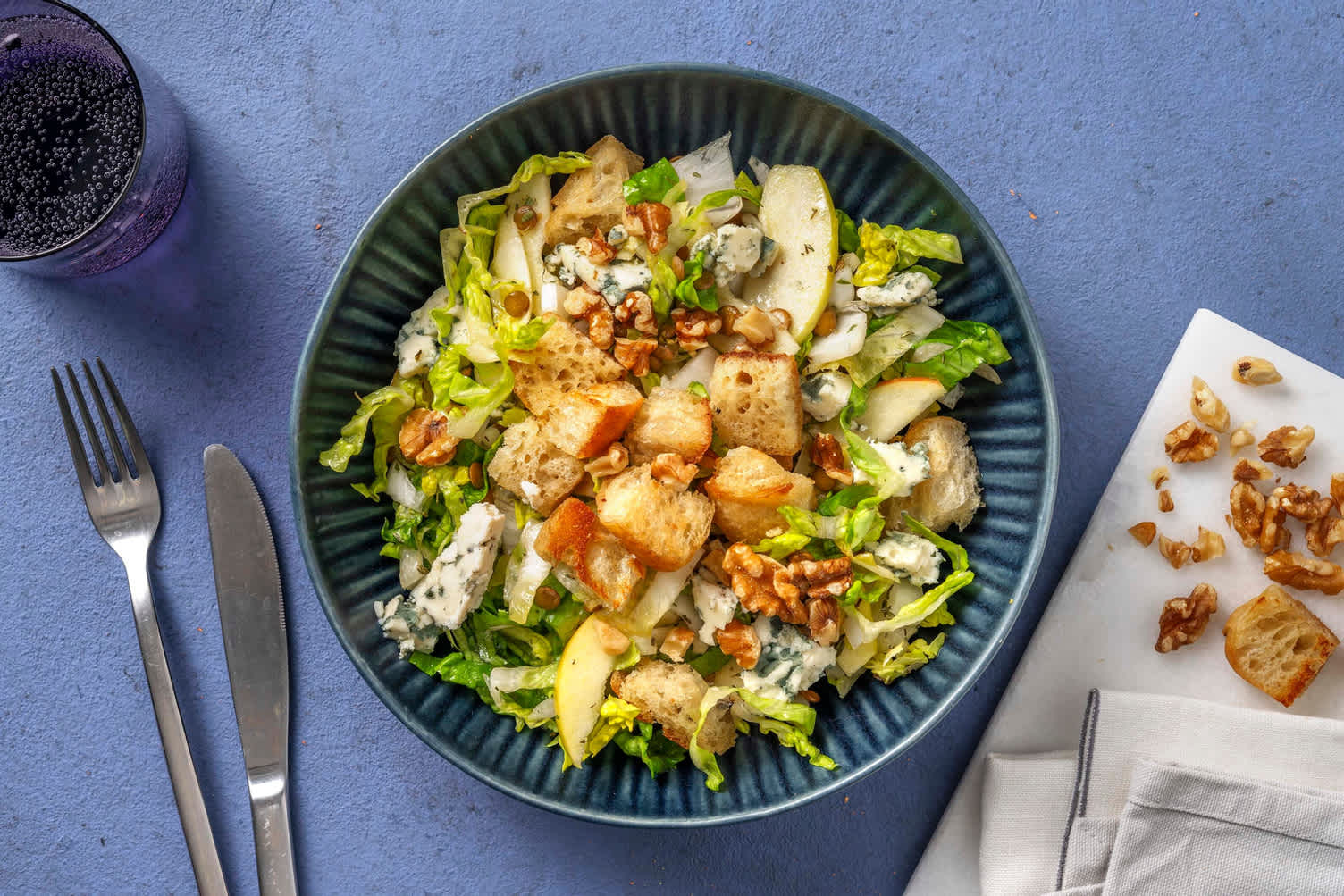 Salade gourmande endives, bleu & croûtons